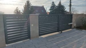 Elkészült harmonika kapu udvar felől Győrújbarát - Alusystem